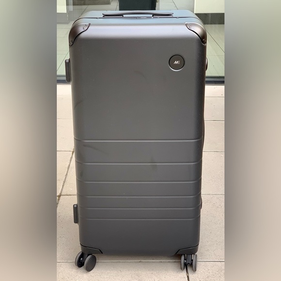 New Hybrid suitcase-trunk w/ telescopic handle, TSA locks & smooth wheels. - Picture 2 of 15